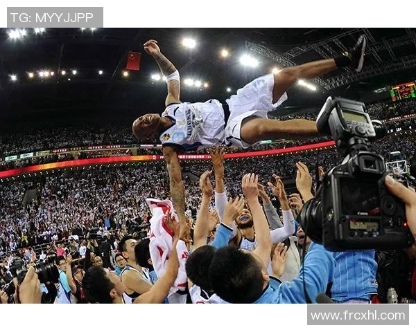 水墨画风再现足球巨星风采 揭秘球场传奇人物背后的艺术魅力