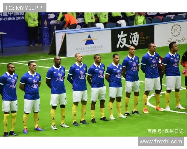 香港街头热议足球球星传奇故事掀起全民追星狂潮